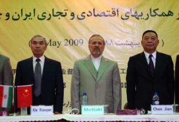 Iranian Foreign Minister Manouchehr Mottaki (C) and China's Vice Minister of Commerce Chen Jian (R) attend a meeting on bilateral trade cooperations in Tehran, Iran, on May 10, 2009. A delegation of Chinese officials and entrepreneurs led by Chen arrived in Tehran on Saturday. (Xinhua/Che Ling)