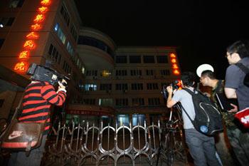 Media reporters gather outside the Chengdu Infectious Disease Hospital in Chengdu, Sichuan Province of China, on May 10, 2009. (Xinhua/Chen Jianli)