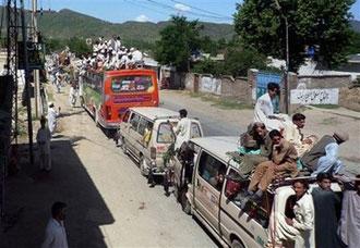 Local residents flee from Mingora, the main town of Pakistan troubled Swat Valley, Sunday, May 10, 2009.(AP Photo)