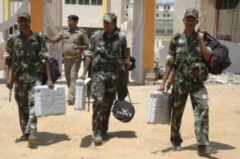 Indian soldiers carry electronic voting machines at a polling station ahead of the first phase of the five-phase general election for a new federal government, in the eastern Indian city of Ranchi April 15, 2009. The main battle of the April 16-May 13 election will be between the Congress-led coalition, known as the United Progressive Alliance (UPA), and the National Democratic Alliance (NDA) led by the Hindu-nationalist Bharatiya Janata Party (BJP).REUTERS/Rajesh Kumar Sen(INDIA POLITICS ELECTIONS MILITARY)