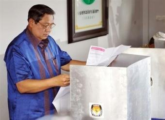 Indonesian President Susilo Bambang Yudhoyono checks his ballot paper while casting his vote at a polling station in Cikeas Bogor in April 2009. Indonesia's General Election Commission (KPU) announced Saturday that Yudhoyono's Democratic Party won the April general elections, a report said.(AFP/File/Adek Berry)