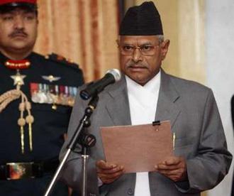 Nepal's President Ram Baran Yadav administers the oath-taking ceremony of the Chief Justice Min Bahadur Rayamajhi at the President House in Kathmandu May 10, 2009. REUTERS/Gopal Chitrakar