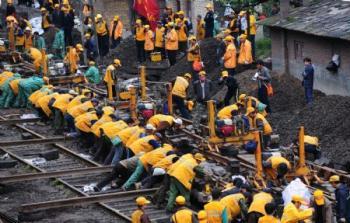 A large number of constructors converge on the renewal of railroad switch for expedition at the Hengxianhe Station, during an intensive renovation of the Baoji-Chengdu Railway, at Lueyang, northwest China's Shaanxi Province, May 9, 2009. The Xi'an Railway Administration mobilizes some 5,000 workers and 150 mechanical vehicles in 9 construction teams to kick off a 50-day intensive renovation to the Baoji-Chengdu Railway, in a move to keep the overall quality of the railroad up-to-date and ensure the transport safety after the overall expedition of the transport speed on the Baoji-Chengdu Railway. (Xinhua/Tang Zhenjiang)