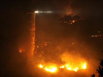 A helicopter makes an evening water drop on the Jesusita fire in Santa Barbara, California the morning of May 8, 2009. The stubborn brush fire that consumed 75 foothill homes above the California coastal town of Santa Barbara raged with renewed ferocity for a fourth day on Friday, forcing at least 30,000 people to flee as it advanced on the city and two nearby communities.[Agencies]