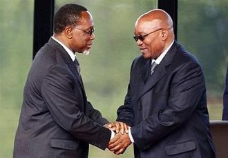 Outgoing South African President Kgalema Motlanthe (L) greets incoming President Jacob Zuma during Zuma's inauguration at the Union Buildings in Pretoria, South Africa, May 9, 2009. (AFP/POOL/File/Steve Crisp)