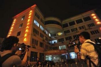 Journalists wait outside a hospital where a Chinese man is quarantined, the first confirmed case of the new H1N1 strain of flu in mainland China, in Chengdu, Sichuan province May 10, 2009. Mainland China on Monday reported its first confirmed case of the new H1N1 strain of flu, formerly referred to as swine flu, a man in southwestern Sichuan province who had flown home from the United States. Picture taken May 10, 2009. REUTERS/Stringer