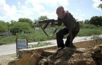 An Islamist fighter jumps over a wall during clashes in southern Mogadishu, May 8, 2009.REUTERS/Feisal Omar