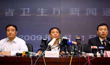 Officials of the Sichuan health department speak at a news briefing in Chengdu, southwest China's Sichuan Province, on May 11, 2009. A Chinese mainland male surnamed Bao who recently traveled back from the United States has tested positive for the A/H1N1 influenza, China's ministry of health said Monday. It is first such case reported in China's mainland. (Xinhua/Chen Jianli)