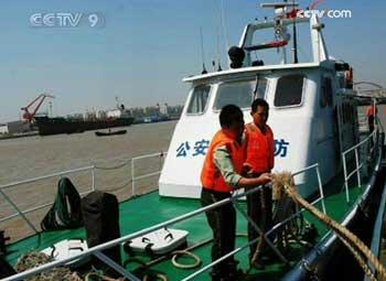 A fishing boat has sunk near the Yangtze River estuary in Shanghai. One person is confirmed dead and eight others are missing.