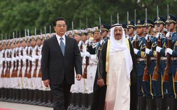 Chinese President Hu Jintao (L) and visiting Kuwaiti Emir Sheikh Sabah al-Ahmad al-Jaber al-Sabah review the guard of honor during a welcome ceremony in Beijing, capital of China, on May 10, 2009. (Xinhua/Yao Dawei)