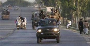 Pakistani soldiers pass fleeing civilians as they head from Mardan towards Malakand district, located in the North West Frontier Province, about 150 km (85 miles) north west of Pakistan's capital Islamabad May 10, 2009. REUTERS/Mian Khursheed