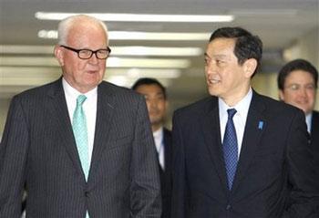 U.S. special envoy for North Korea Stephen Bosworth, left, walks with Japanese nuclear envoy Akitaka Saiki Akitaka Saiki for a meeting at Foreign Ministry in Tokyo, Japan, Monday, May 11, 2009. (AP Photo/Shizuo Kambayashi) 