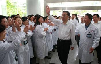 Chinese Vice Premier Li Keqiang (2nd R. front) gestures while visiting the Chengdu Infectious Disease Hospital, which accepted Chinese mainland's first confirmed A/H1N1 patient surnamed Bao, in Chengdu, capital of southwest China's Sichuan Province, May 11, 2009. (Xinhua/Pang Xinglei)