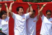 Movie icon Jackie Chan sings with student survivors on eve of quake anniversary 