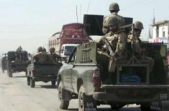 Pakistan military troops patrol on the streets of Takht Bai, about 150 km (85 miles) north west of Pakistan's capital Islamabad May 9, 2009. REUTERS/Faisal Mahmood