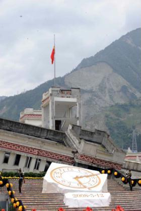 A national flag-raising ceremony is held during the commemorative service to mark the first anniversary of May 12 Earthquake in Yingxiu Township of Wenchuan County, southwest China's Sichuan Province, on May 12, 2009. (Xinhua/Rao Aimin)