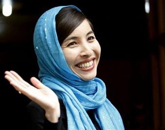 US-Iranian journalist Roxana Saberi waves as she talks with media in Tehran, Iran on Tuesday May 12, 2009.  (AP Photo/Hasan Sarbakhshian)