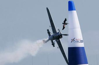 Austrian pilot Hannes Arch hits a bird in the final four at the second round of the 2009 Red Bull Air Race World Championship in San Diego, US, May 10, 2009. [Agencies]