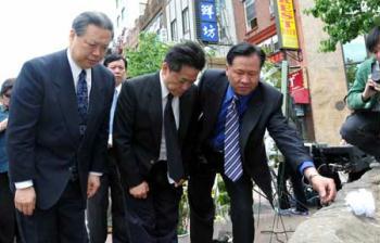 Chinese Consul General in New York Peng Keyu(1st, L, Front) mourns for the victims who died in devastating May 12, 2008 Wenchuan earthquake in the Chinatown of New York City, the United States, May 12, 2009. A mourning ceremony sponsored by the Chinese federation of East America on Tuesday to mark the first anniversary of the May 12, 2008 Earthquake.(Xinhua/Wang Jiangang)