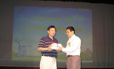 Huang Yaocheng, counselor for national participation with the Bureau of Shanghai World Expo Coordination, presents Expo-themed books.