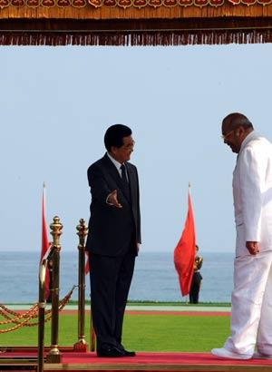 Chinese President Hu Jintao (L) gestures to Tongan King Taufa'ahau Tupou V (R) during the welcoming ceremony President Hu hosts for King Taufa'ahau Tupou V in Sanya, south China's Hainan Province, April 10, 2008. Tongan King Taufa'ahau Tupou V arrived in Sanya on Wednesday evening, kicking off a seven-day state visit to China. (Xinhua/Li Xueren) 