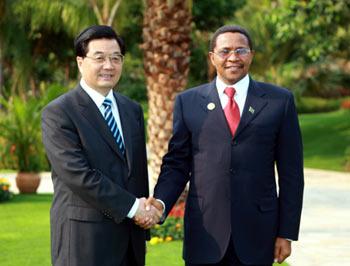 Chinese President Hu Jintao (L) shakes hands with Tanzanian President Jakaya Mrisho Kikwete during the welcoming ceremony Hu hosts for Kikwete in Sanya, south China's Hainan Province, April 11, 2008. (Xinhua Photo)