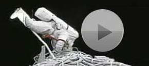 Video: Astronaut performs EVA