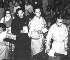 The 14th Dalai Lama (front) and the 10th Bainqen Erdeni cast their ballots for the drafting of the constitution during the first session of the first National People's Congress in 1954 in Beijing. (File Photo)