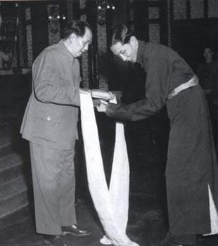 On May 24, 1951, the chief of the delegates of Tibet local government Apeiawangjinmei made offering to Chairman Mao.(Xinhua Photo)