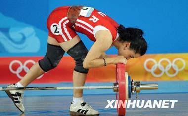 A defending champion, 25-year-old Turk Nurcan Taylan, failed in three attempts in the snatch in the first day's event of the women's 48kg category. Before leaving the stage she bowed to kiss the barbell showing her love the games, to the Olympics, no matter she could win or not.