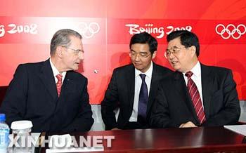 Chinese President Hu Jintao (R) talks with International Olympic Committee President Jacques Rogge (L) during the Beijing 2008 Olympic Games closing ceremony held in National Stadium, or the Bird's Nest, in Beijing, capital of China, Aug. 24, 2008. (Xinhua/Lan Hongguang)