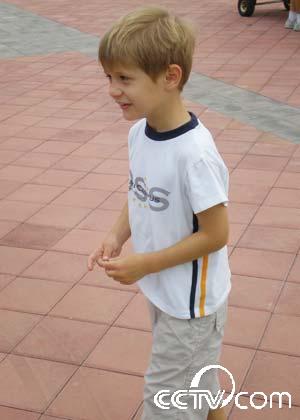 Boy Comes to China with His Parents (CCTV.com / Zhao Qiming)