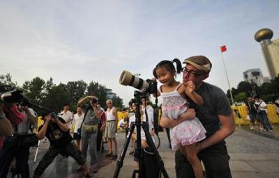 Astrophiles in Wuhan city, Central China's Hubei province, get ready for observing the solar eclipse on July 22, 2009. A total solar eclipse will be seen on July 22 in the area along the Yangtze River in central China, while a partial solar eclipse could be seen in Beijing, capital of China, and Tianjin. (Xinhua/Hao Tongqian)