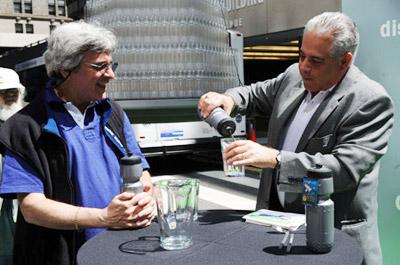 A businessman (R) demonstrates an environment friendly bottle during the Earth Fair in New York, the United States, April 24, 2009. The New York City Earth Fair kicked off here on Friday, highlighting lots of environment friendly products. (Xinhua