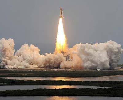 Space shuttle Atlantis lifts off on a mission to NASA's Hubble Telescope from its launch pad at the Kennedy Space Center in Cape Canaveral, Florida May 11, 2009.(Xinhua/AFP Photo)