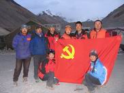 參加2005年直播重測珠峰報道組全體黨員在珠峰