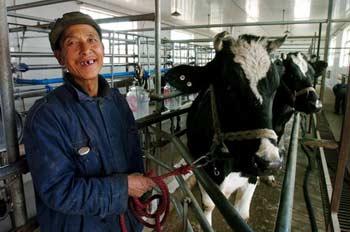 The Ministry of Agriculture says the average per-capita annual income in rural regions is likely to top 4,000 yuan for this year.