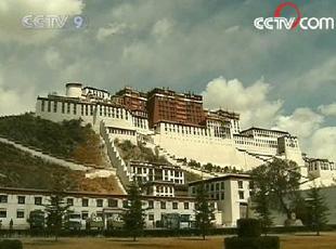 Recent unrests in Lhasa damaged around 900 shops. After two weeks, 80 percent of these shops are now up and running again.  (CCTV.com)