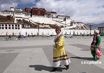 Potala Palace, a symbol of Tibet's tourism industry, re-opened to the public last week. Insiders believe fast growth in the region's tourism industry will continue.