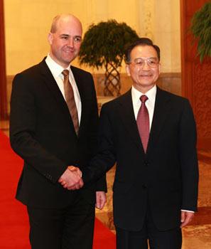 Chinese Premier Wen Jiabao (R) meets with Swedish Prime Minister Fredrik Reinfeldt at the Great Hall of the People in Beijing, on April 14, 2008. (Xinhua Photo)