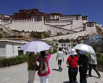 Tibet has received its first domestic tour group since the March 14th unrest.