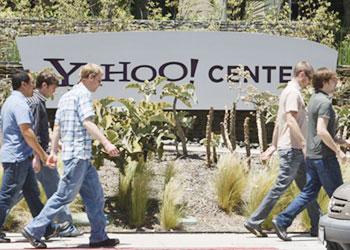 People walk past Yahoo! offices in Santa Monica, California, May 19, 2008. A joint proposal by Microsoft and activist investor Carl C. Icahn to buy out Yahoo has been rejected.(Xinhua/Reuters File Photo)