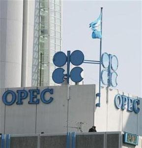 A police officer stands guard on the rooftop of Vienna's OPEC headquarters before the start of a meeting of OPEC oil ministers in Vienna September 11, 2006.(Leonhard Foeger/Reuters)