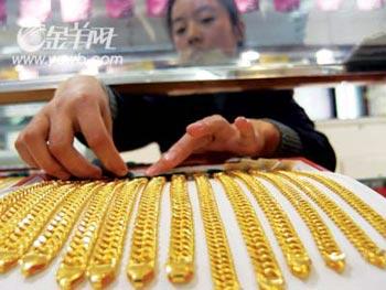 International gold prices are fluctuating, and this has pushed domestic gold jewelry prices below the 200 yuan per gram level at some stores in Beijing.