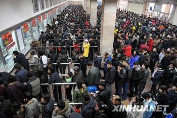 The Ministry of Railways says stations across China expect to handle a record 188 million passengers, up 8 percent year on year.