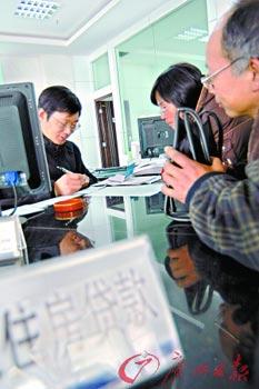 As most Chinese lenders are still yet to release details on preferential interest rates for house loans, experts are suggesting home buyers take it easy and wait for a while. 