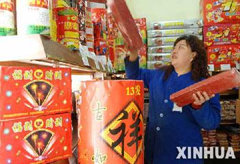 As China's Spring Festival steps closer, more people are joining the crowds of shoppers to stock up on holiday treats.