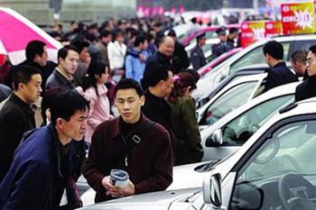 Auto sellers are gearing up to attract customers who plan to buy a new car to enjoy the coming Spring Festival holidays.