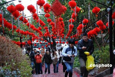 China's National Tourism Administration says tourism revenues totaled 1.1 trillion yuan last year, up 5 percent year-on-year.
