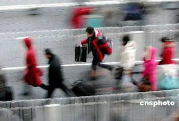 Every year, many migrant workers begin hunting for new jobs after the Spring Festival.